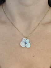 Charger l'image dans la galerie, Collier fleur naturelle blanche bleutée
