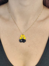 Charger l'image dans la galerie, Collier fleur naturelle Pensée jaune et violette
