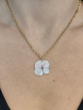 Charger l'image dans la galerie, Collier fleur naturelle Hortensia blanche rosée
