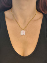 Charger l'image dans la galerie, Collier fleur naturelle Hortensia blanche rosée
