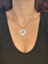 Charger l'image dans la galerie, Collier fleur naturelle Delphinium blanche nuancée de violet
