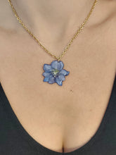 Charger l'image dans la galerie, Collier fleur naturelle Delphinium violet bleu
