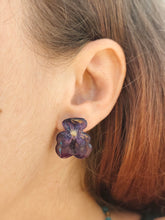 Charger l'image dans la galerie, Boucles d'oreilles fleurs naturelles Pensée violettes foncées
