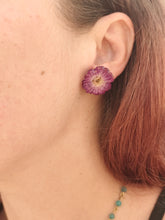Charger l'image dans la galerie, Boucles d'oreilles fleurs naturelles roses violettes
