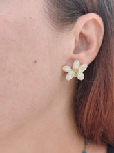 Charger l'image dans la galerie, Boucles d'oreilles fleurs naturelles blanches
