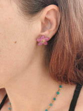 Charger l'image dans la galerie, Boucles d'oreilles fleurs naturelles roses foncées

