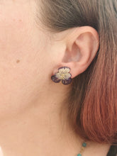 Charger l'image dans la galerie, Boucles d'oreilles fleurs naturelles Pensées violettes et blanches
