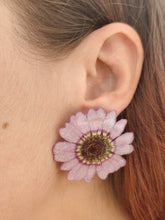 Charger l'image dans la galerie, Boucles d'oreilles fleurs naturelles Chrysanthèmes
