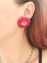 Charger l'image dans la galerie, Boucles d'oreilles fleurs naturelles Roses rouges
