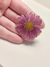 Charger l'image dans la galerie, Broche fleur naturelle Marguerite rose
