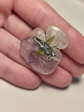 Charger l'image dans la galerie, Broche fleur naturelle Pensée blanche violette
