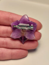Charger l'image dans la galerie, Broche fleur naturelle Orchidée violette
