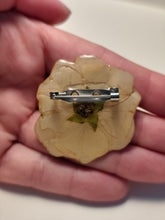Charger l'image dans la galerie, Broche fleur naturelle Rose jaune
