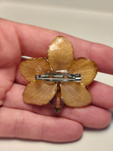 Charger l'image dans la galerie, Broche fleur naturelle Orchidée orange

