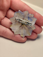 Charger l'image dans la galerie, Broche fleur naturelle Delphinium blanche nuancée de violet

