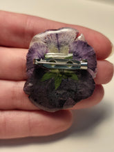Charger l'image dans la galerie, Broche fleur naturelle Pensée violette et blanche
