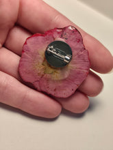 Charger l'image dans la galerie, Broche fleur naturelle Rose rouge
